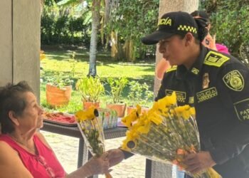 Policía celebró amor y amistad con 15 abuelitos en Carmen de Apicalá