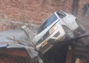 Autoridades investigan las causas del accidente de vehículo que quedó encima del tejado de una casa