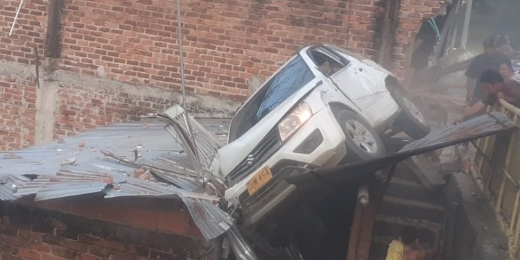 Autoridades investigan las causas del accidente de vehículo que quedó encima del tejado de una casa