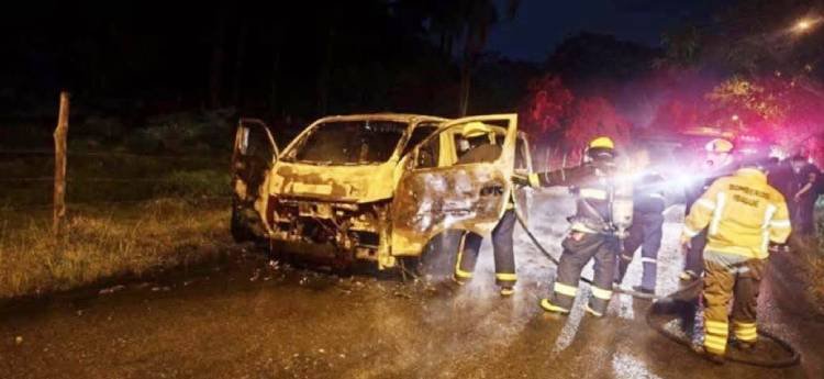 Delincuentes atracaron y quemaron un microbús afiliado a Velotax