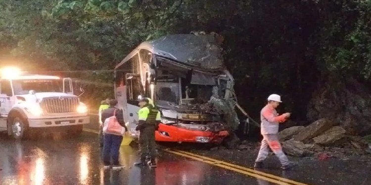 Accidente de bus Flota Magdalena en la vía Ibagué–Cajamarca deja siete personas heridas