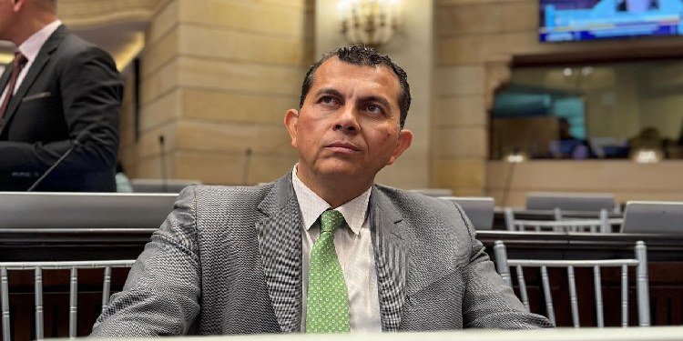 “Se sumará un Ministro más de estos muchos ministros que cambia este gobierno, como cambiarse de calzoncillos”, Carlos Edward Osorio