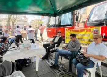 Conductores que protestan frente a la Alcaldía esperan la firma de un documento 