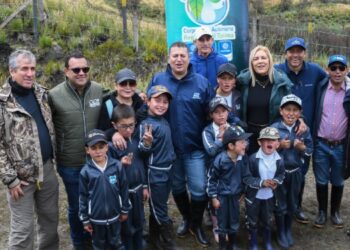 Corporaciones Autónomas Regionales impulsan la conservación de páramos con siembra de frailejones en Murillo