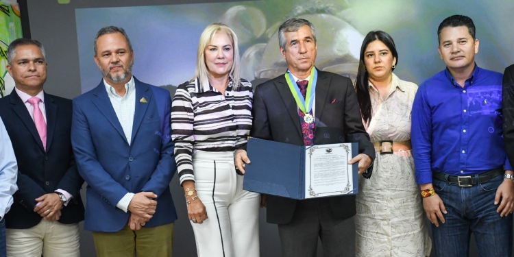 Cortolima otorgó la Medalla al Mérito Ambiental a la Facultad de Ingeniería Forestal de la Universidad del Tolima