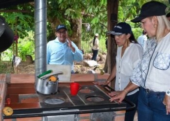 En Prado, directora de Cortolima entregó nuevas estufas ecoeficientes y anunció más proyectos ambientales