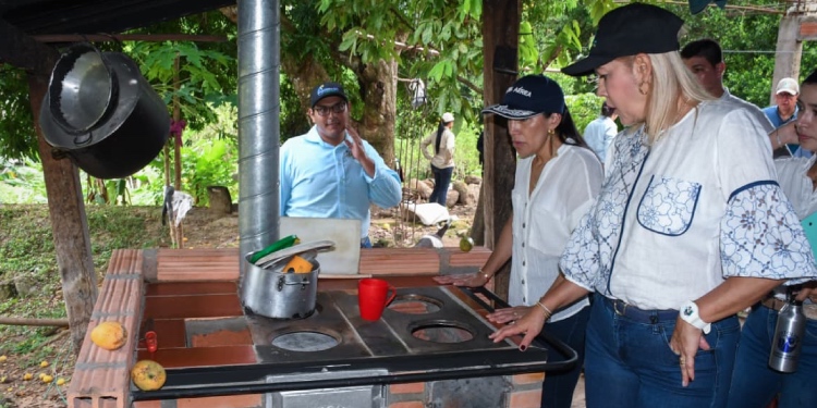 En Prado, directora de Cortolima entregó nuevas estufas ecoeficientes y anunció más proyectos ambientales