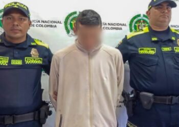 Habría atropellado a un hombre para robarle el celular 