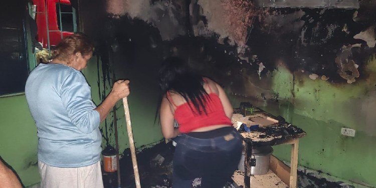 Incendio estructural afectó una vivienda en el barrio Tulio Varón