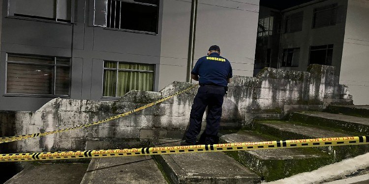 Cuerpo Oficial de Bomberos atendió el colapso del muro en Balcones de Navarra