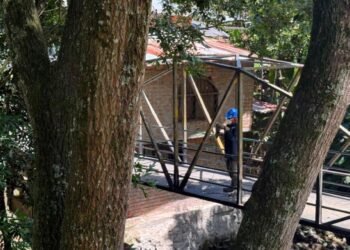 Intervienen puente peatonal entre Tunal y Ciudad Luz con nueva placa metálica