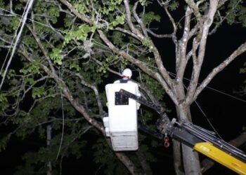 Cuadrillas nocturnas de Alcaldía recorrieron las 13 comunas reparando luminarias afectadas por lluvias