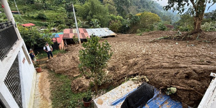 Bombada afectó dos viviendas en la vereda La Cascada