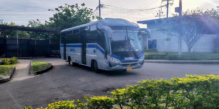 Coiba de Picaleña recibió busetones para el traslado de los internos