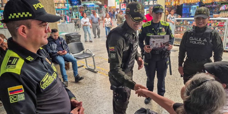Gaula de la Policía realizó prevención contra la extorsión en La Terminal de Transportes