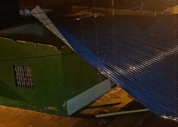 Cuatro viviendas afectadas y una escuela destechada dejan lluvias en Chaparral