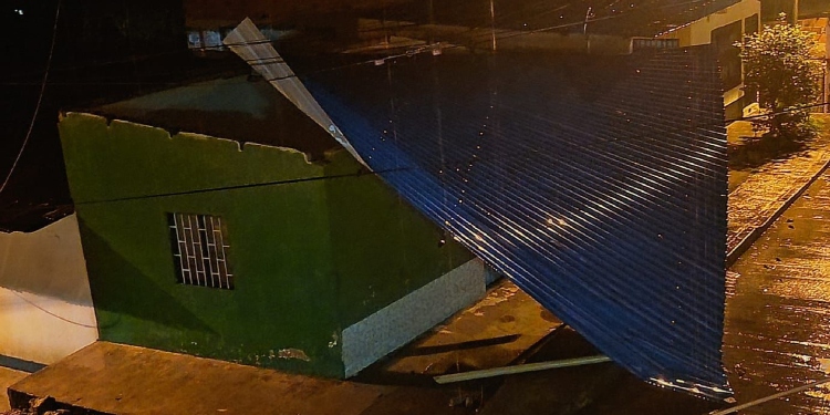 Cuatro viviendas afectadas y una escuela destechada dejan lluvias en Chaparral