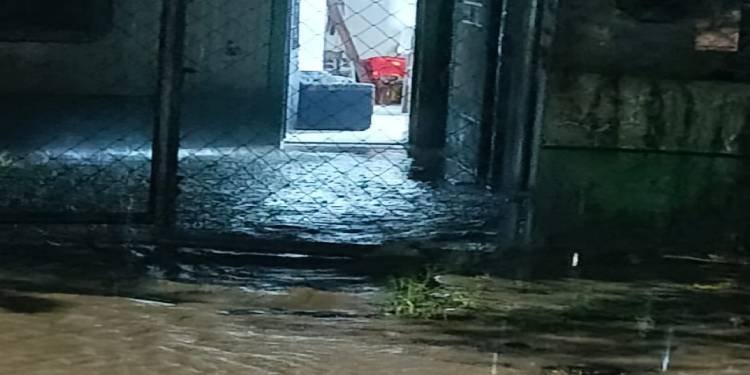 Una persona falleció al caer un alud de tierra en su vivienda