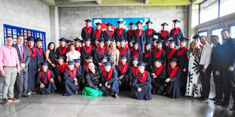 Más de 40 personas privadas de la libertad se graduaron como bachilleres