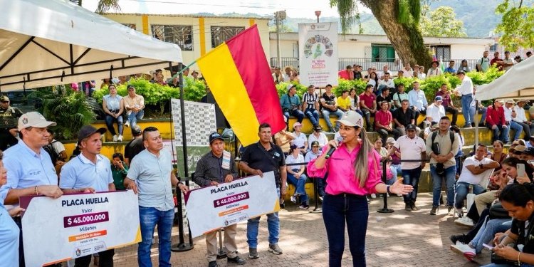 Gobernadora visitó Ataco y aseguró que le desarrollo se construye de la mano de la comunidad