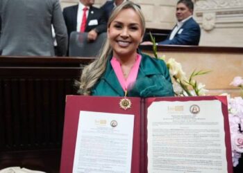 Alcaldesa Johana Aranda recibe la orden ‘Policarpa Salavarrieta’ del Congreso de la República