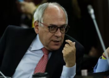 «Estamos viviendo un caos. Necesitamos una gran coalición política”: José Obdulio Gaviria