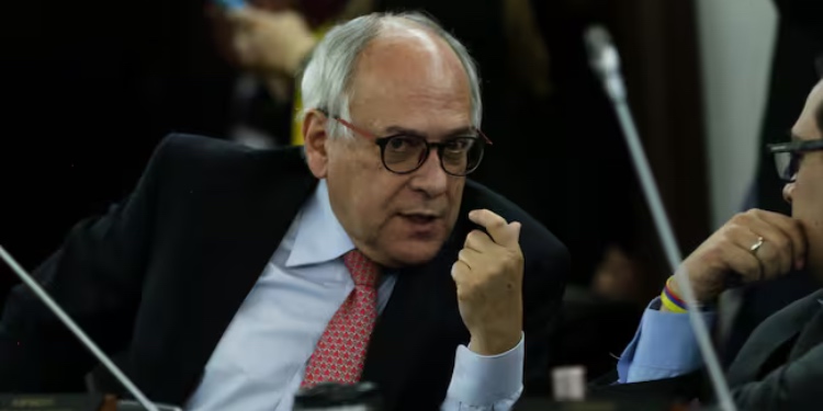 «Estamos viviendo un caos. Necesitamos una gran coalición política”: José Obdulio Gaviria