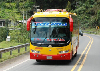 ¡Indignante! Pasajera fue abandonada en plena vía por no pagar pasaje excesivo en bus intermunicipal