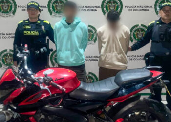 Capturados sujetos señalados de atracar a un hombre y despojarlo del celular