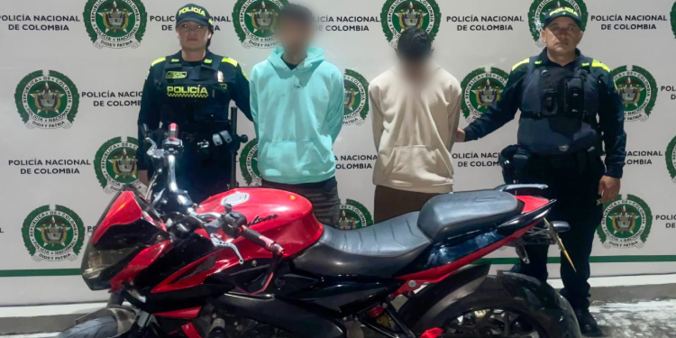 Capturados sujetos señalados de atracar a un hombre y despojarlo del celular