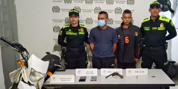 Sorprendidos sujetos que iban en moto sin placa y con un arma de fuego artesanal