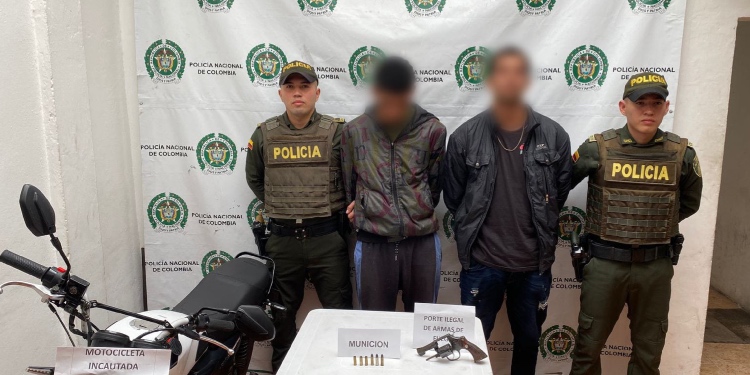 Motociclistas fueron detenidos con revolver en operativos en Fresno