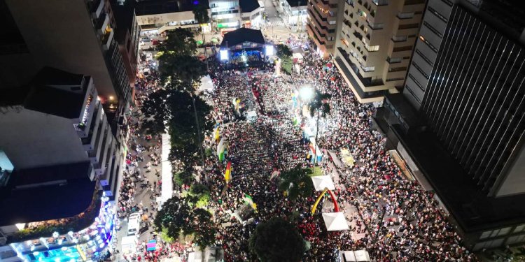 Con lleno total y junto a miles de ibaguereños, se encendió el alumbrado navideño de la Capital Musical