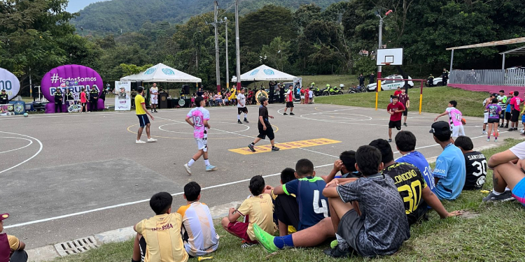 Con intervención comunitaria liderada por la Policía, renovaron el Parque Multifamiliares del Tejar