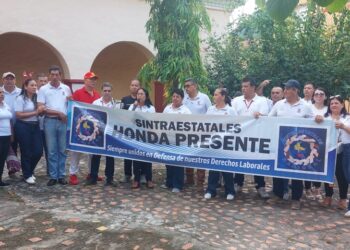 Funcionarios de la Alcaldía de Honda realizan plantón para exigir cumplimiento de acuerdos laborales