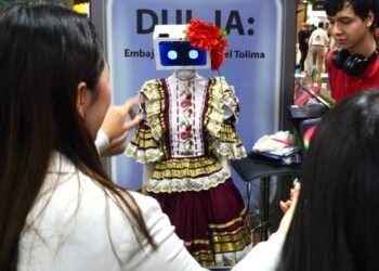 DUL-IA, la embajadora digital que cautivó a los visitantes del stand del Tolima en ANATO