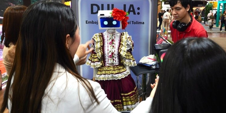 DUL-IA, la embajadora digital que cautivó a los visitantes del stand del Tolima en ANATO