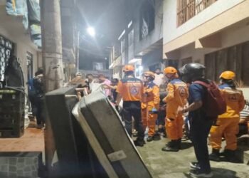 Incendio consumió el 80% de una vivienda y una fue trasladada a un centro médico 