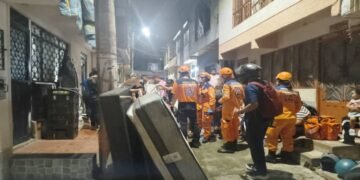 Incendio consumió el 80% de una vivienda y una fue trasladada a un centro médico