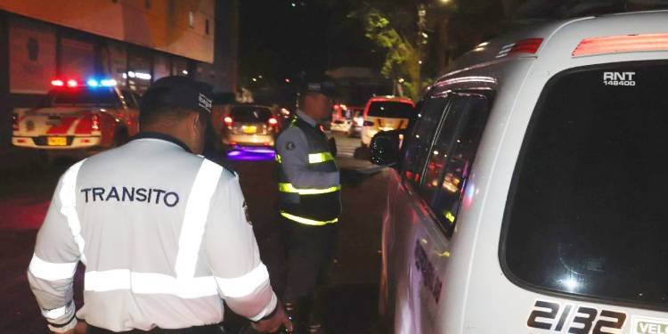 Secretaría de Movilidad realizó controles a transporte escolar en el Liceo Nacional