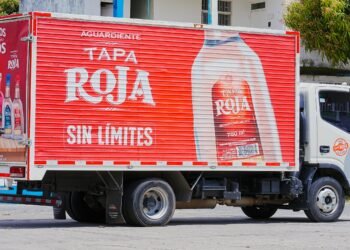 Aguardiente Tapa Roja conquista vitrina internacional en El Aeropuerto el Dorado y fortalece la proyección comercial del Tolima