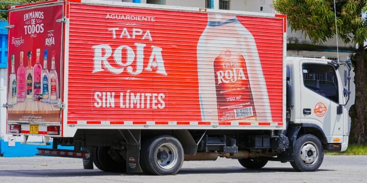 Aguardiente Tapa Roja conquista vitrina internacional en El Aeropuerto el Dorado y fortalece la proyección comercial del Tolima