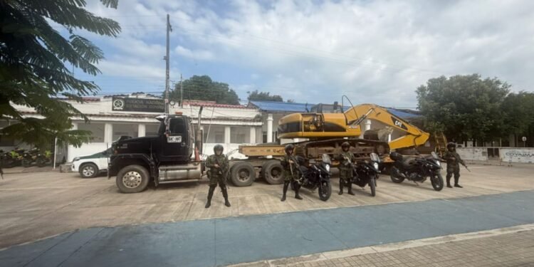 Cayó retroexcavadora rumbo a minería ilegal en el sur del Tolima