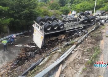 ¡Quedaron atrapados tras volcamiento en plena vía a Bogotá!