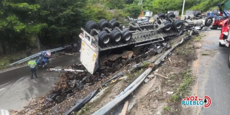 ¡Quedaron atrapados tras volcamiento en plena vía a Bogotá!
