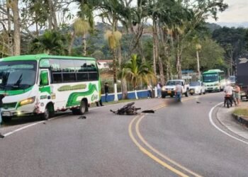 Motociclista lesionado tras choque con buseta en vía Mariquita – Fresno