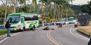 Motociclista lesionado tras choque con buseta en vía Mariquita – Fresno