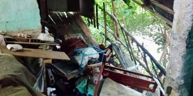 Barranco colapsa en Honda y deja una familia herida mientras dormía