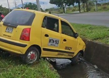 ¡Se fue a la cuneta! Taxi terminó accidentado rumbo al aeropuerto de Ibagué
