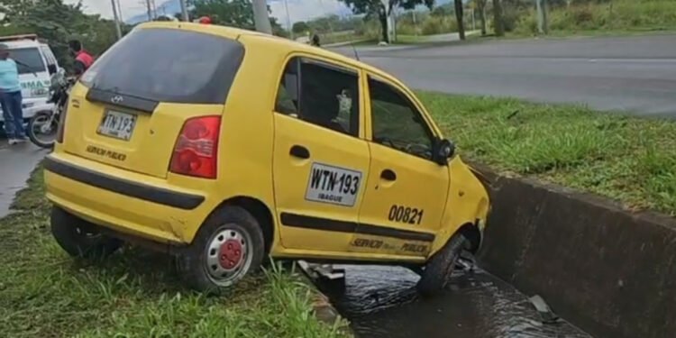 ¡Se fue a la cuneta! Taxi terminó accidentado rumbo al aeropuerto de Ibagué